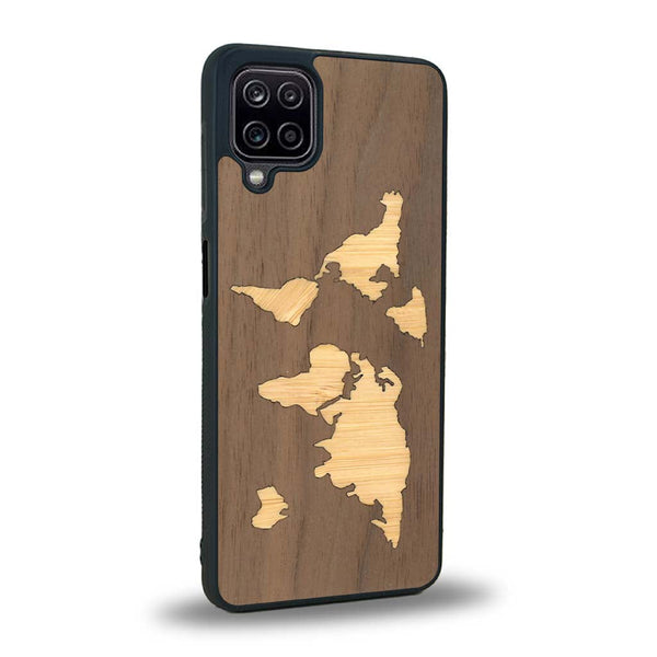 Coque de protection en bois véritable fabriquée en France pour Samsung A12 5G alliant du bambou et du noyer sur le thème du voyage et de l'aventure représentant une mappemonde