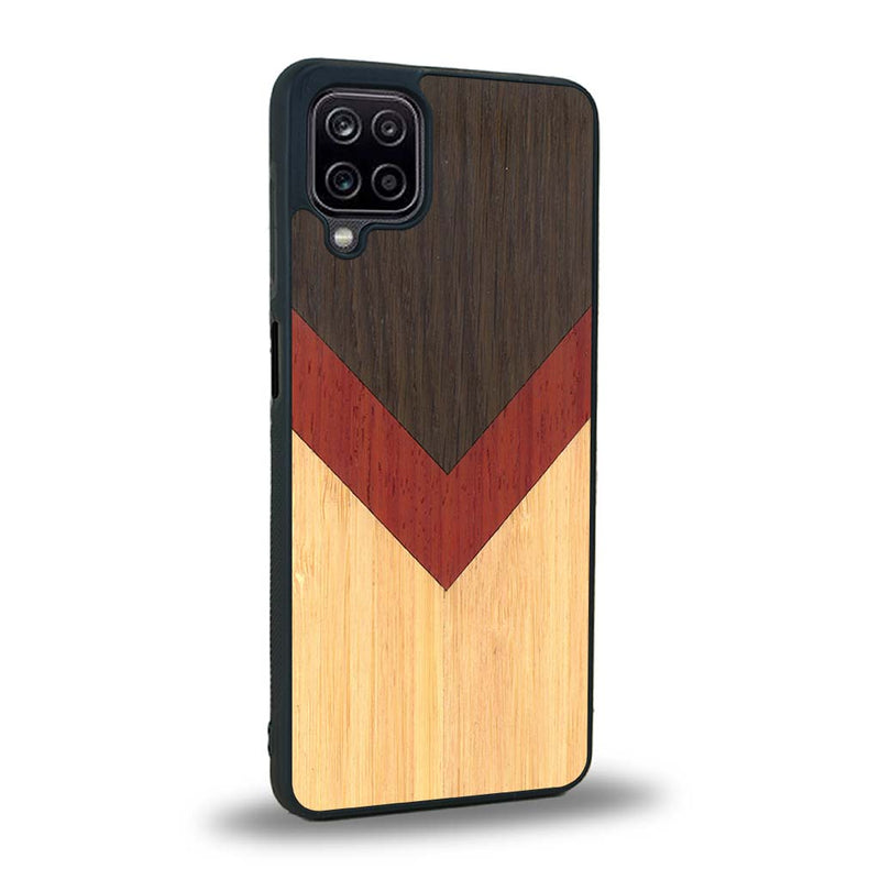 Coque de protection en bois véritable fabriquée en France pour Samsung A12 5G alliant du chêne fumé, du padouk et du bambou en forme de chevron sur le thème de l'art abstrait