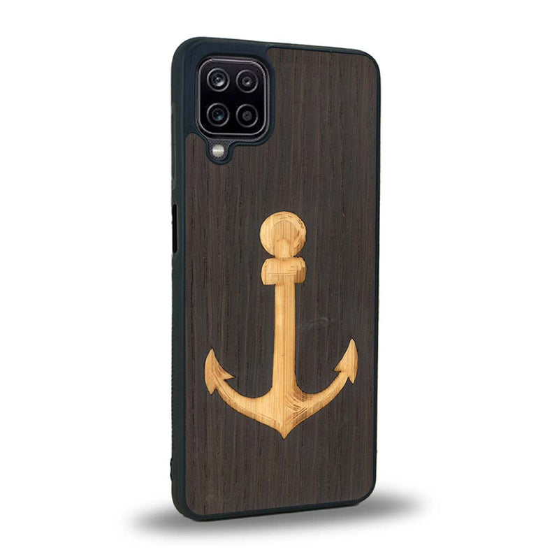 Coque de protection en bois véritable fabriquée en France pour Samsung A12 5G sur le thème nautique avec un bois clair et un bois foncé représentant une ancre de bateau