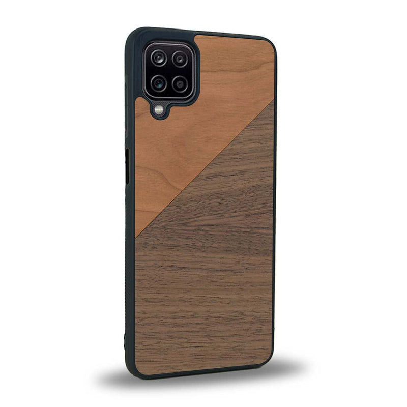 Coque de protection en bois véritable fabriquée en France pour Samsung A12 5G alliant du merisier et du noyer formant chacun un triangle avec une jointure en diagonale sur le thème de l'art abstrait