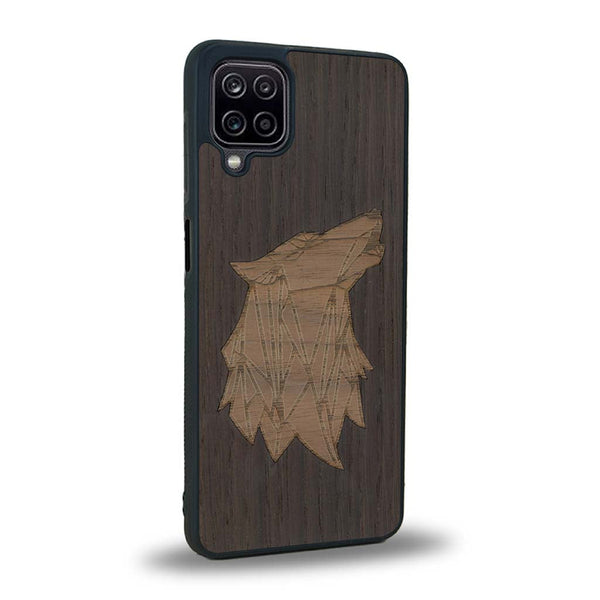 Coque de protection en bois véritable fabriquée en France pour Samsung A12 5G alliant du chêne fumé et du noyer représentant une tête de loup géométrique de profil sur le thème des animaux et de la nature
