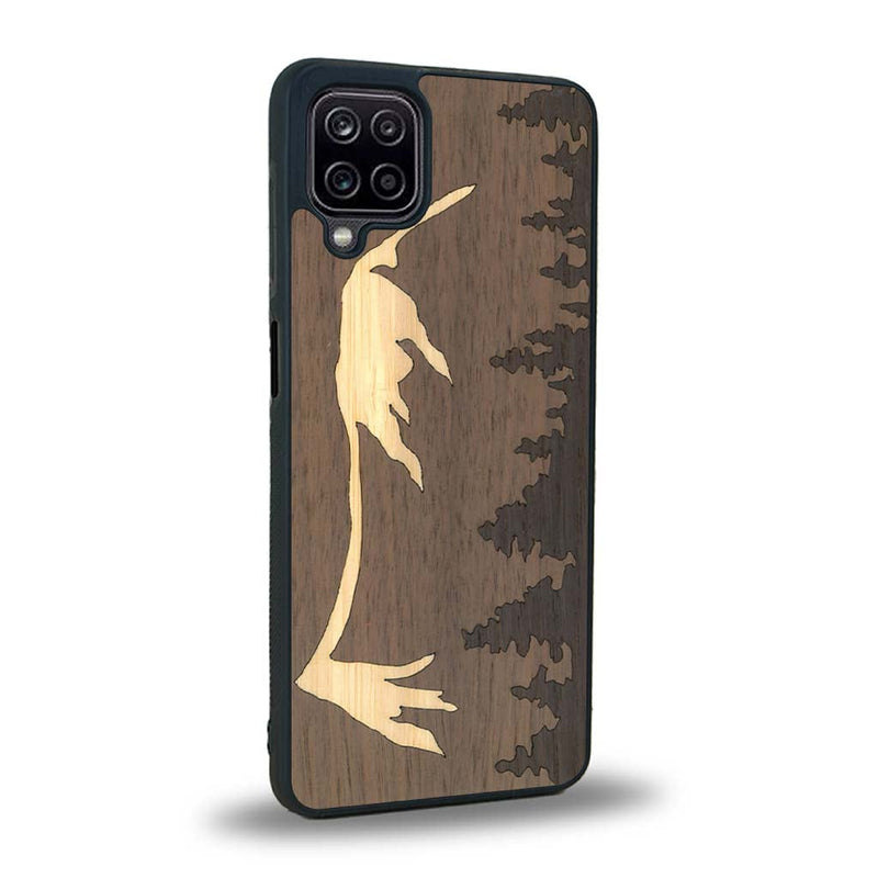 Coque de protection en bois véritable fabriquée en France pour Samsung A12 5G sur le thème de la nature et de la montagne qui allie du chêne fumé, du noyer et du bambou représentant le mont mézenc