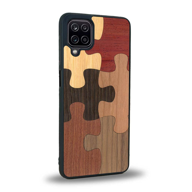 Coque de protection en bois véritable fabriquée en France pour Samsung A12 5G représentant un puzzle en six pièces qui allie du chêne fumé, du noyer, du bambou, du padouk, du merisier et de l'acajou