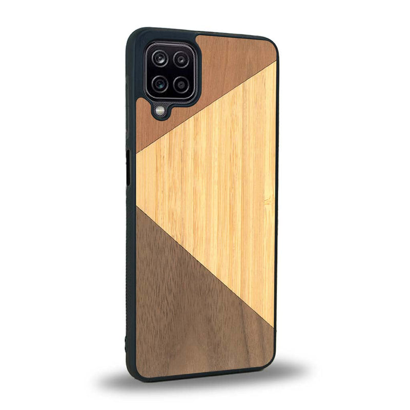 Coque de protection en bois véritable fabriquée en France pour Samsung A12 5G alliant du merisier, du noyer et du bambou formant chacun deux triangles et un trapèze avec deux jointures en diagonale sur le thème de l'art abstrait