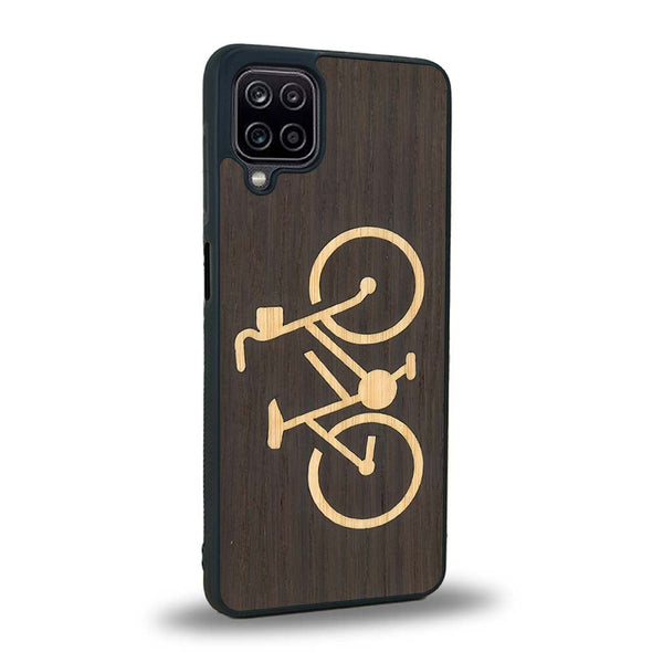 Coque de protection en bois véritable fabriquée en France pour Samsung A12 5G sur le theme du vélo et de l'outdoor qui allie du bambou et du chêne fumé représentant un vélo