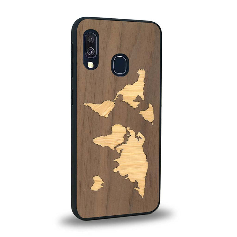 Coque de protection en bois véritable fabriquée en France pour Samsung A20 alliant du bambou et du noyer sur le thème du voyage et de l'aventure représentant une mappemonde