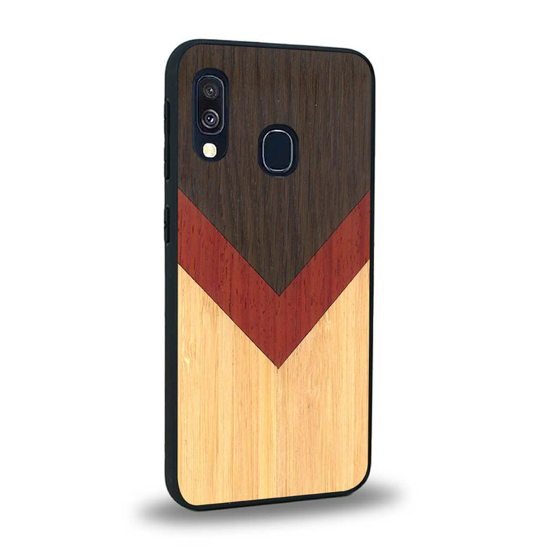 Coque de protection en bois véritable fabriquée en France pour Samsung A20 alliant du chêne fumé, du padouk et du bambou en forme de chevron sur le thème de l'art abstrait