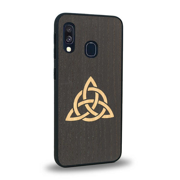 Coque de protection en bois véritable fabriquée en France pour Samsung A20 alliant du chêne fumé et du bambou représentant une triquetra