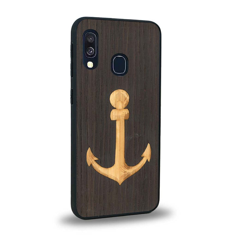 Coque de protection en bois véritable fabriquée en France pour Samsung A20 sur le thème nautique avec un bois clair et un bois foncé représentant une ancre de bateau