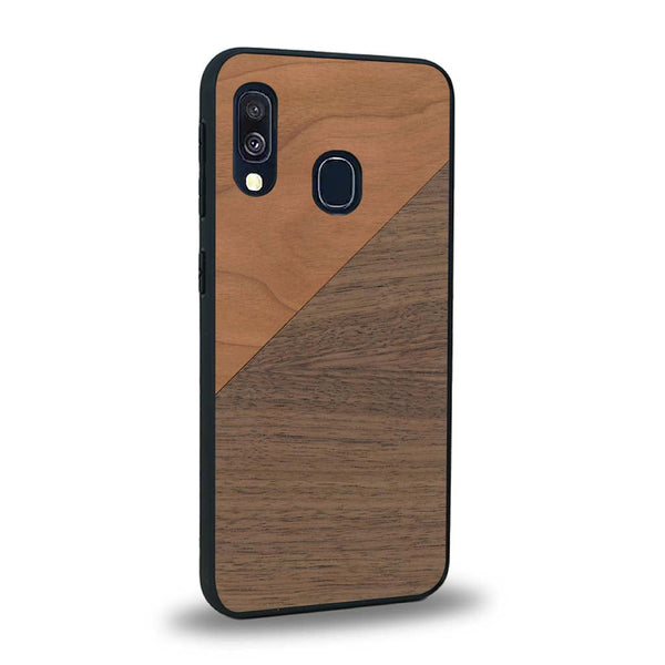 Coque de protection en bois véritable fabriquée en France pour Samsung A20 alliant du merisier et du noyer formant chacun un triangle avec une jointure en diagonale sur le thème de l'art abstrait