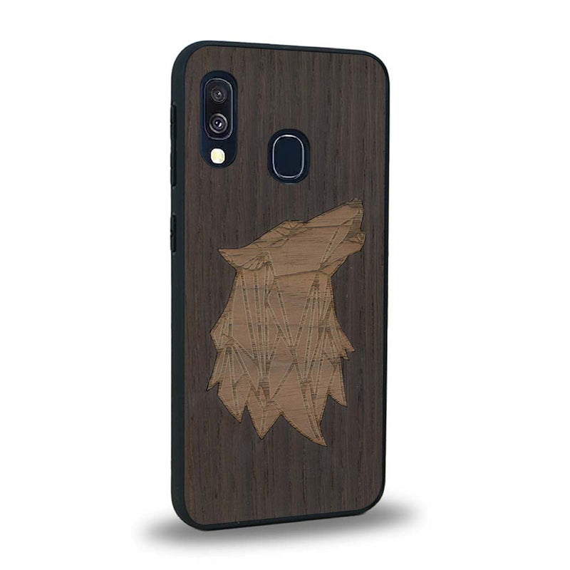 Coque de protection en bois véritable fabriquée en France pour Samsung A20 alliant du chêne fumé et du noyer représentant une tête de loup géométrique de profil sur le thème des animaux et de la nature