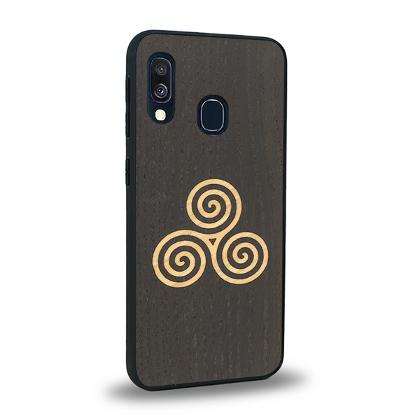 Coque de protection en bois véritable fabriquée en France pour Samsung A20 alliant du chêne fumé et du bambou et doré représentant un triskell