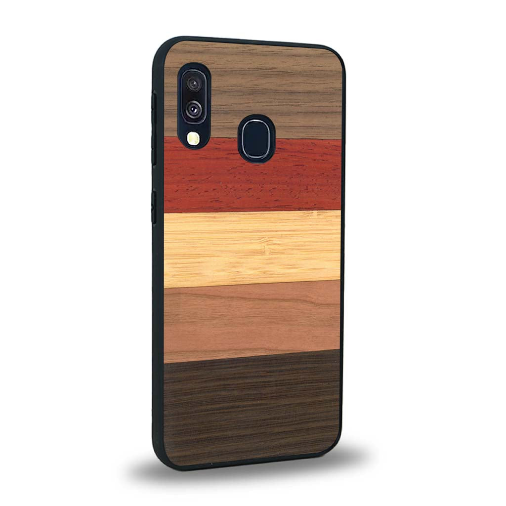 Coque de protection en bois véritable fabriquée en France pour Samsung A20E alliant des bandes horizontales de bambou, merisier, padouk, noyer et chêne fumé
