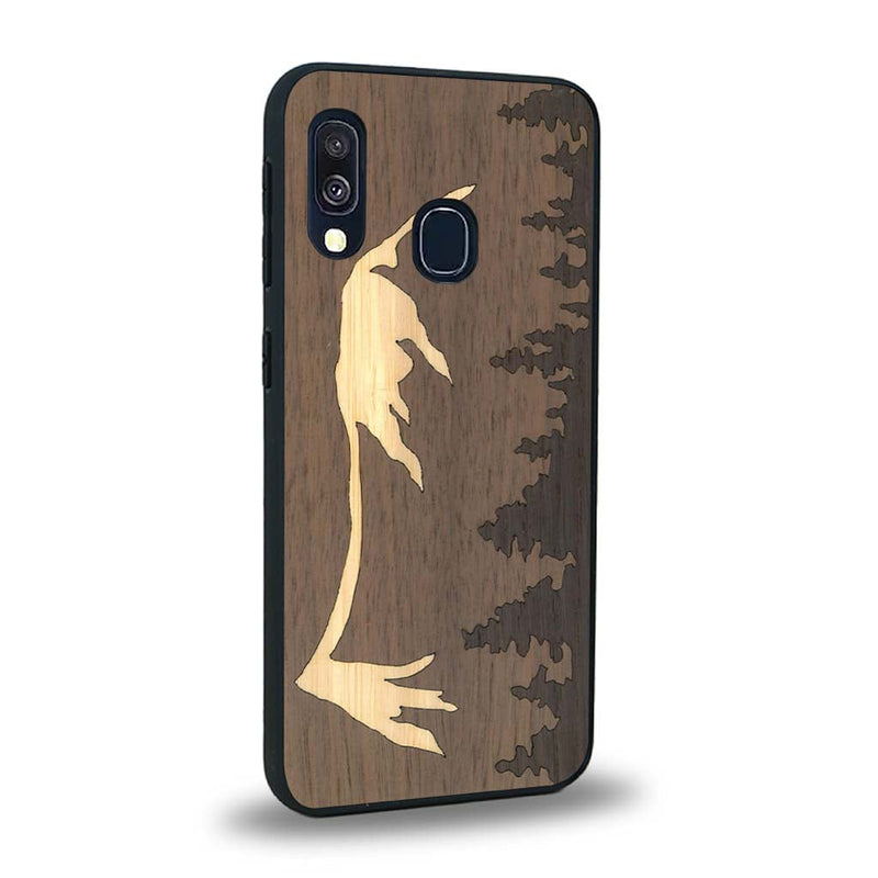 Coque de protection en bois véritable fabriquée en France pour Samsung A20E sur le thème de la nature et de la montagne qui allie du chêne fumé, du noyer et du bambou représentant le mont mézenc