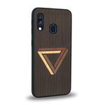 Coque de protection en bois véritable fabriquée en France pour Samsung A20E sur le thème de l'art géométrique qui allie du chêne fumé, du noyer, du bambou et du padouk représentant le triangle de penrose