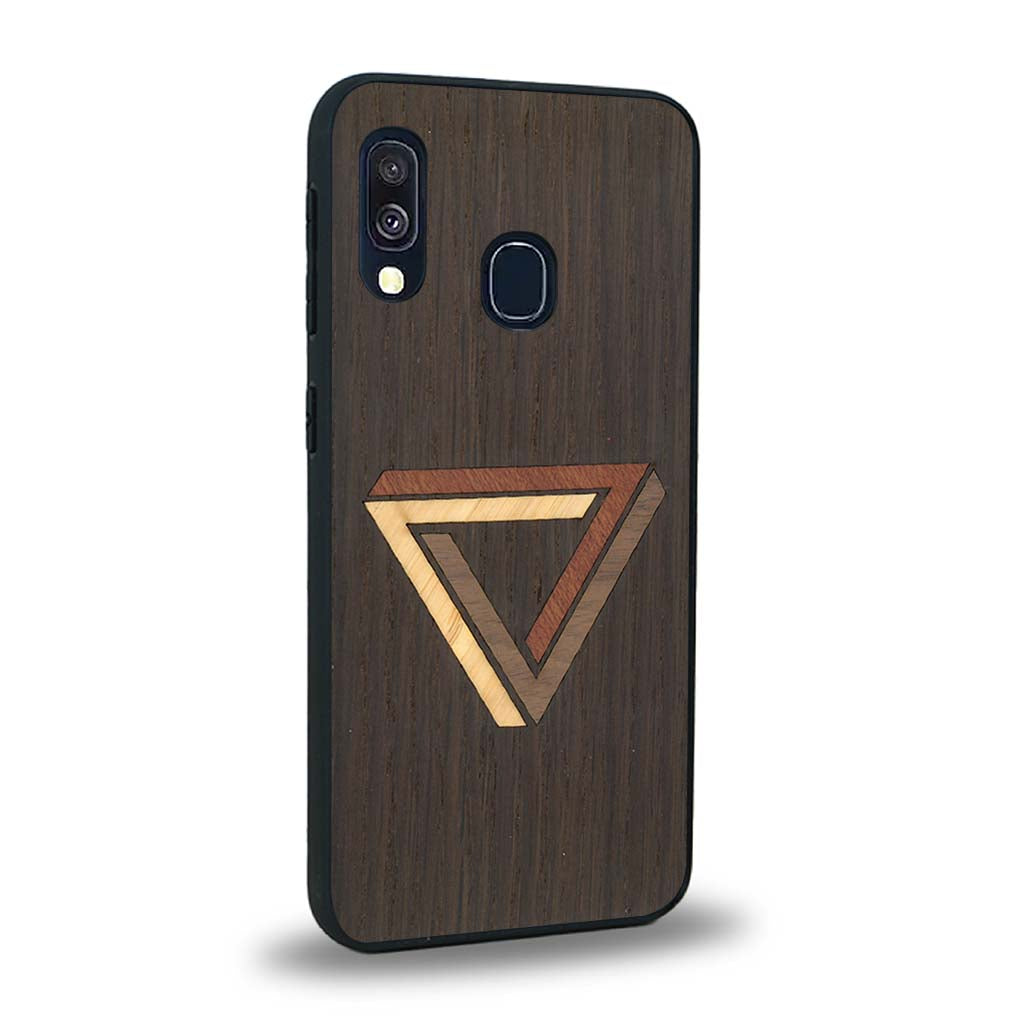 Coque de protection en bois véritable fabriquée en France pour Samsung A20E sur le thème de l'art géométrique qui allie du chêne fumé, du noyer, du bambou et du padouk représentant le triangle de penrose