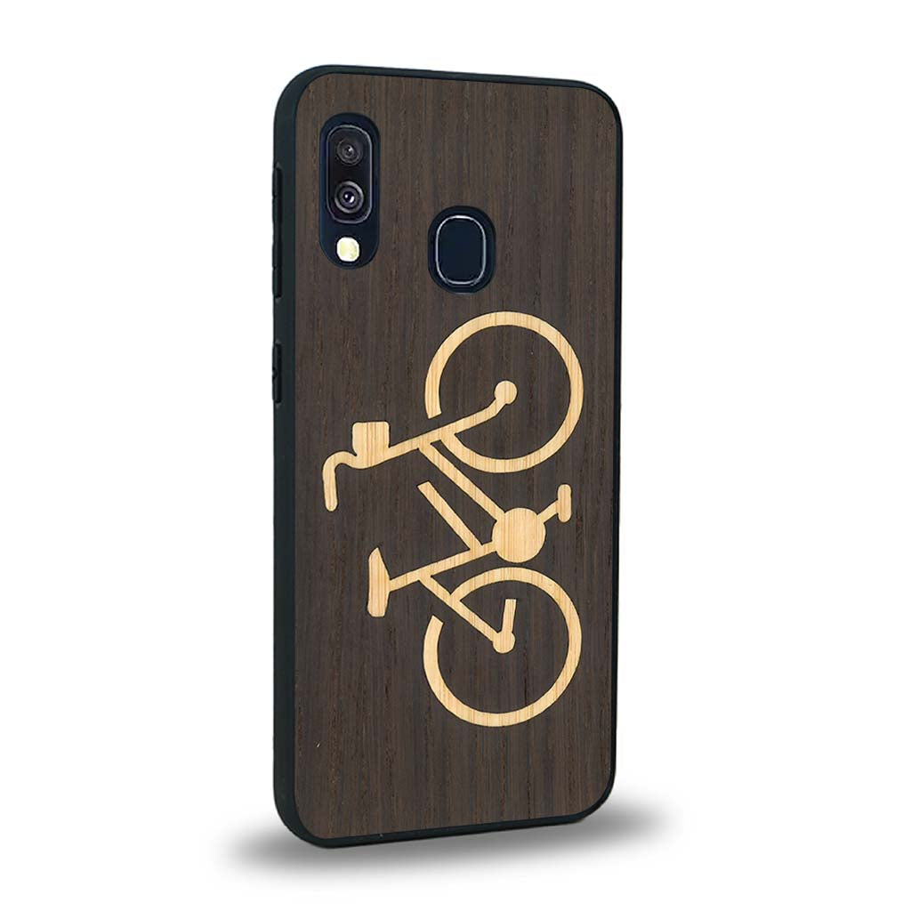 Coque de protection en bois véritable fabriquée en France pour Samsung A20E sur le theme du vélo et de l'outdoor qui allie du bambou et du chêne fumé représentant un vélo