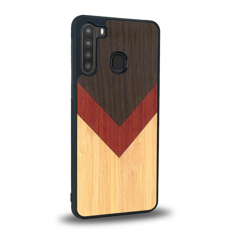 Coque de protection en bois véritable fabriquée en France pour Samsung A21 alliant du chêne fumé, du padouk et du bambou en forme de chevron sur le thème de l'art abstrait