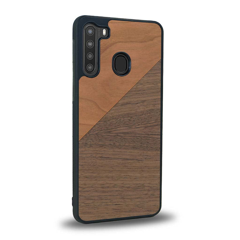 Coque de protection en bois véritable fabriquée en France pour Samsung A21 alliant du merisier et du noyer formant chacun un triangle avec une jointure en diagonale sur le thème de l'art abstrait