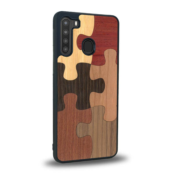 Coque de protection en bois véritable fabriquée en France pour Samsung A21 représentant un puzzle en six pièces qui allie du chêne fumé, du noyer, du bambou, du padouk, du merisier et de l'acajou