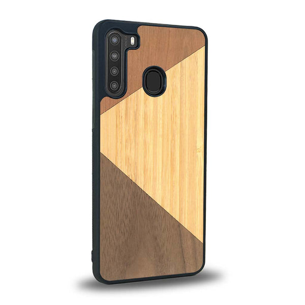 Coque de protection en bois véritable fabriquée en France pour Samsung A21 alliant du merisier, du noyer et du bambou formant chacun deux triangles et un trapèze avec deux jointures en diagonale sur le thème de l'art abstrait