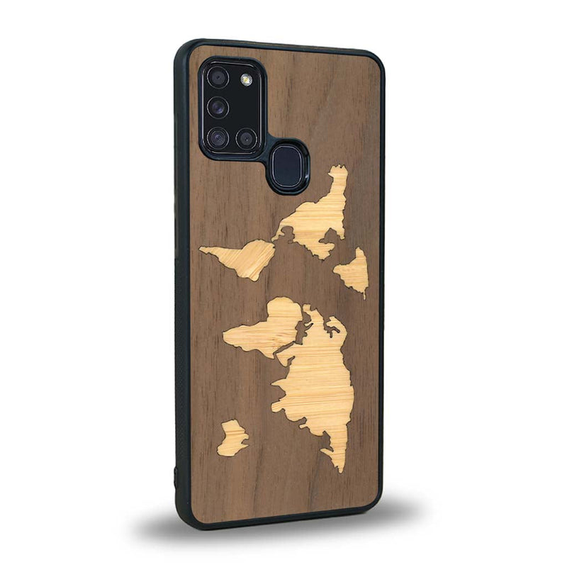 Coque de protection en bois véritable fabriquée en France pour Samsung A21S alliant du bambou et du noyer sur le thème du voyage et de l'aventure représentant une mappemonde