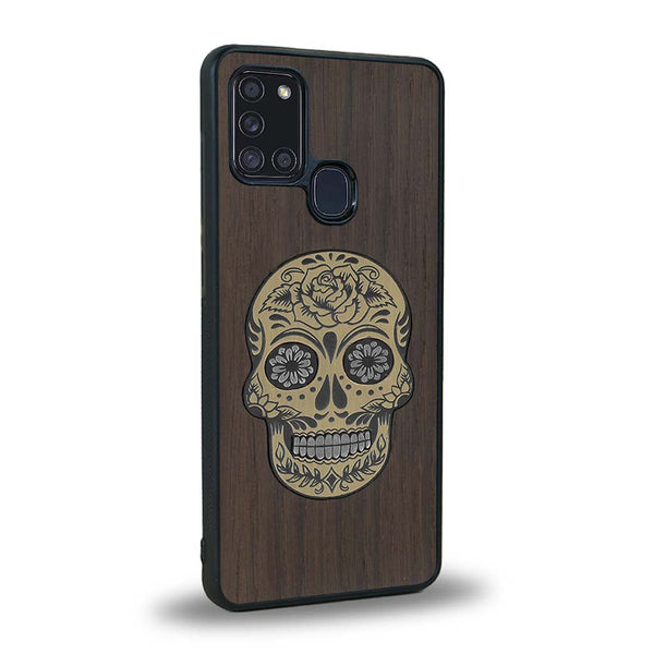 Coque de protection en bois véritable fabriquée en France pour Samsung A21S alliant du chêne fumé avec du métal argenté et doré représentant une tête de mort mexicaine sur le thème Dia de los Muertos