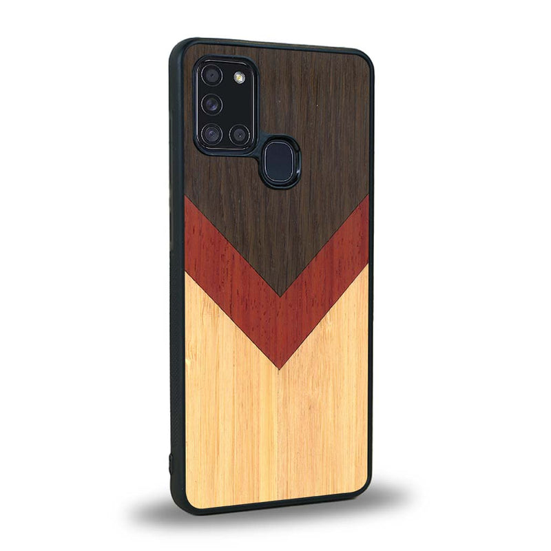 Coque de protection en bois véritable fabriquée en France pour Samsung A21S alliant du chêne fumé, du padouk et du bambou en forme de chevron sur le thème de l'art abstrait