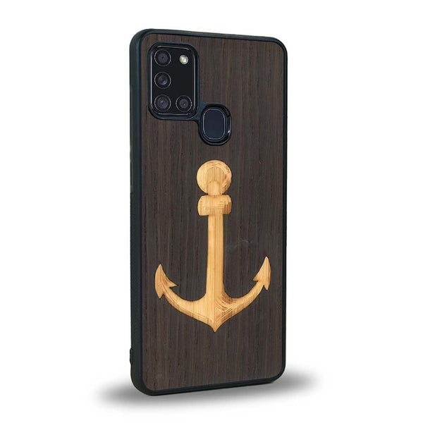 Coque de protection en bois véritable fabriquée en France pour Samsung A21S sur le thème nautique avec un bois clair et un bois foncé représentant une ancre de bateau
