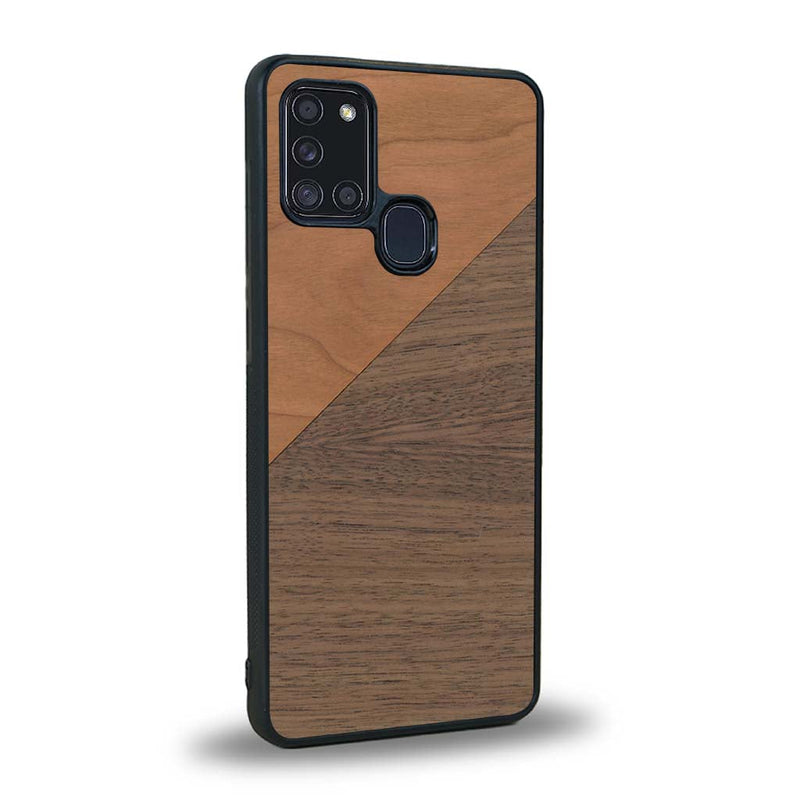 Coque de protection en bois véritable fabriquée en France pour Samsung A21S alliant du merisier et du noyer formant chacun un triangle avec une jointure en diagonale sur le thème de l'art abstrait