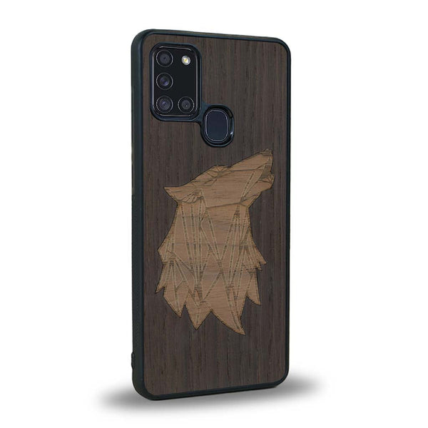Coque de protection en bois véritable fabriquée en France pour Samsung A21S alliant du chêne fumé et du noyer représentant une tête de loup géométrique de profil sur le thème des animaux et de la nature