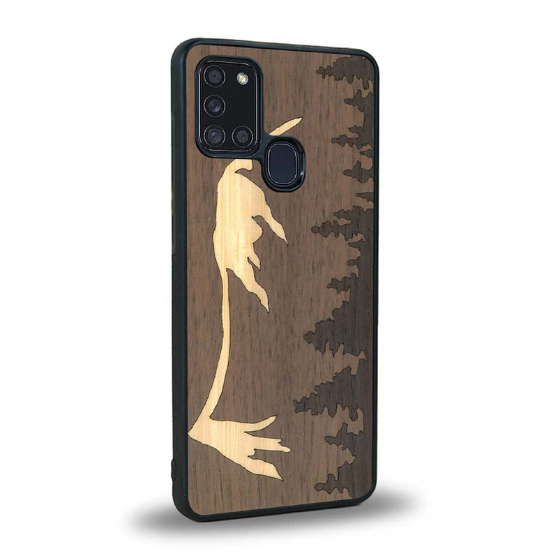 Coque de protection en bois véritable fabriquée en France pour Samsung A21S sur le thème de la nature et de la montagne qui allie du chêne fumé, du noyer et du bambou représentant le mont mézenc