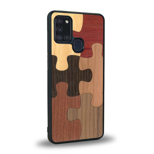 Coque de protection en bois véritable fabriquée en France pour Samsung A21S représentant un puzzle en six pièces qui allie du chêne fumé, du noyer, du bambou, du padouk, du merisier et de l'acajou