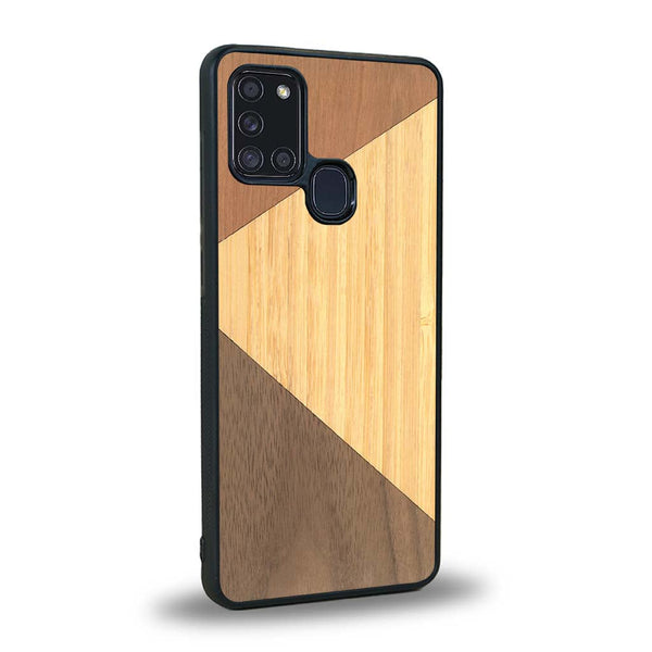Coque de protection en bois véritable fabriquée en France pour Samsung A21S alliant du merisier, du noyer et du bambou formant chacun deux triangles et un trapèze avec deux jointures en diagonale sur le thème de l'art abstrait