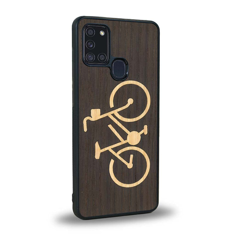 Coque de protection en bois véritable fabriquée en France pour Samsung A21S sur le theme du vélo et de l'outdoor qui allie du bambou et du chêne fumé représentant un vélo