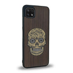 Coque de protection en bois véritable fabriquée en France pour Samsung A22 5G alliant du chêne fumé avec du métal argenté et doré représentant une tête de mort mexicaine sur le thème Dia de los Muertos
