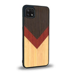 Coque de protection en bois véritable fabriquée en France pour Samsung A22 5G alliant du chêne fumé, du padouk et du bambou en forme de chevron sur le thème de l'art abstrait