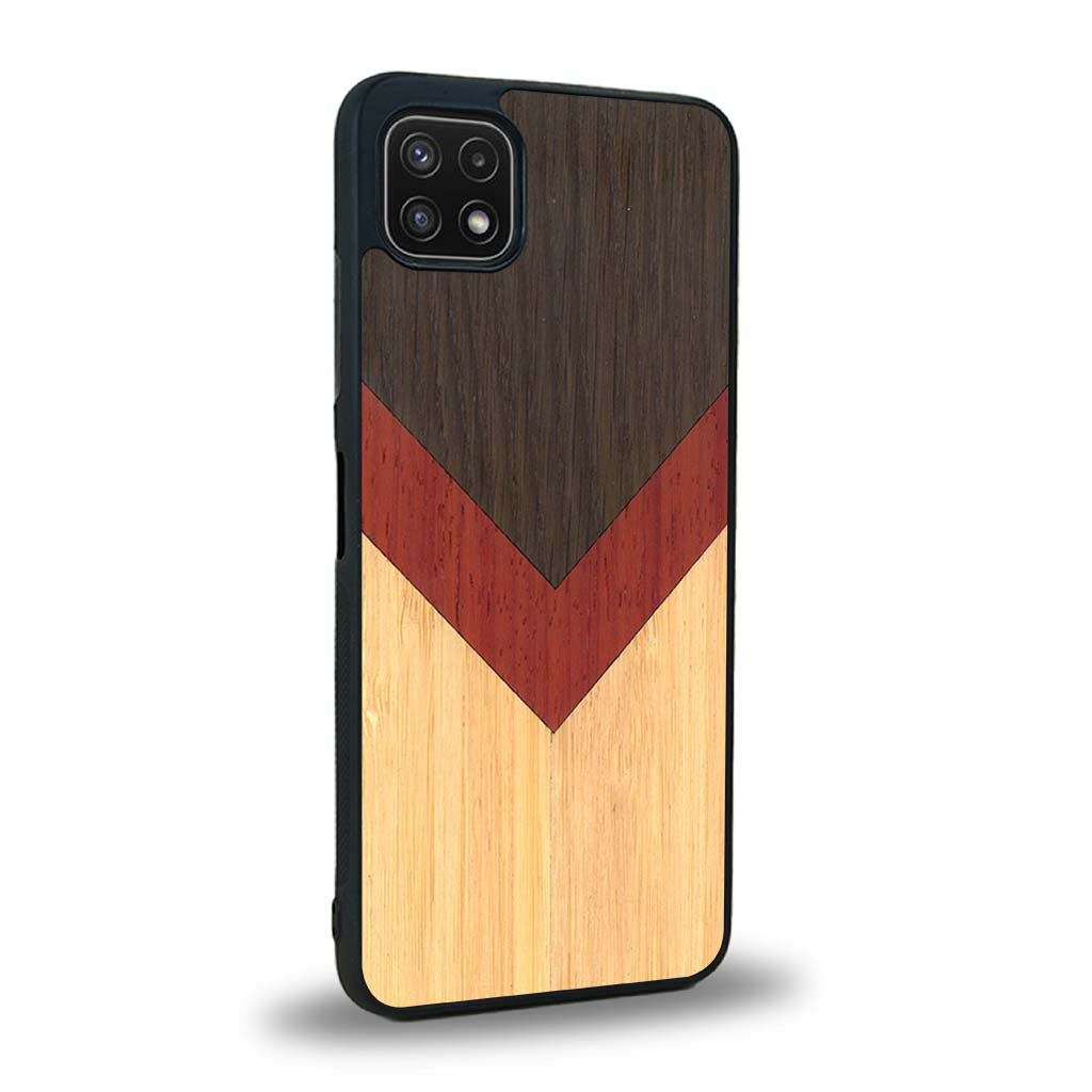 Coque de protection en bois véritable fabriquée en France pour Samsung A22 5G alliant du chêne fumé, du padouk et du bambou en forme de chevron sur le thème de l'art abstrait