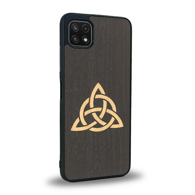 Coque de protection en bois véritable fabriquée en France pour Samsung A22 5G alliant du chêne fumé et du bambou représentant une triquetra