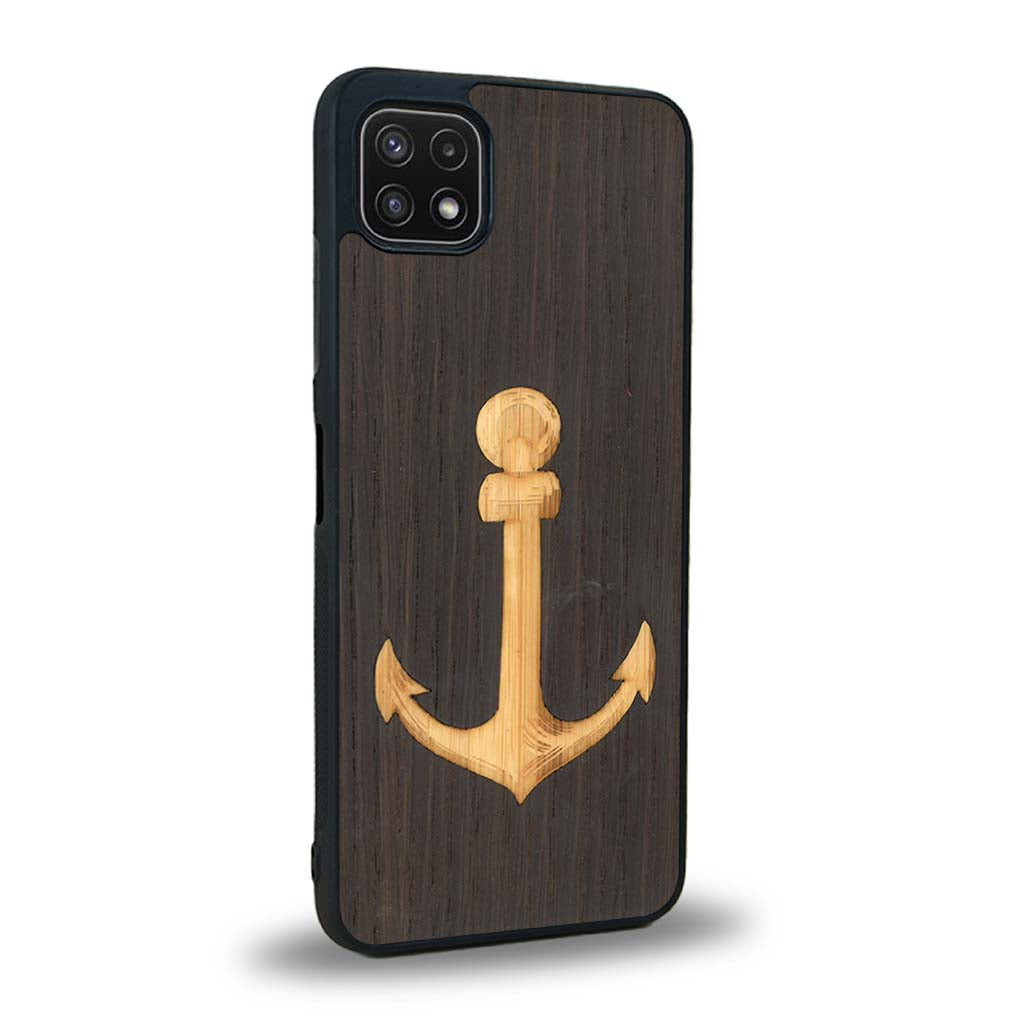 Coque de protection en bois véritable fabriquée en France pour Samsung A22 5G sur le thème nautique avec un bois clair et un bois foncé représentant une ancre de bateau