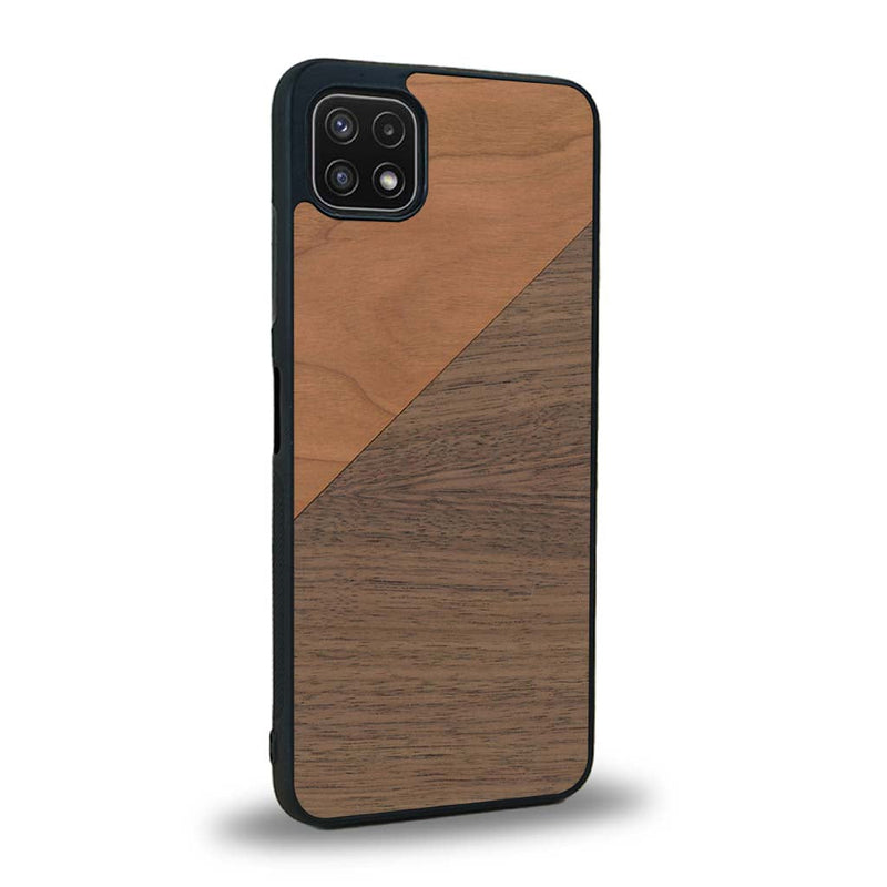 Coque de protection en bois véritable fabriquée en France pour Samsung A22 5G alliant du merisier et du noyer formant chacun un triangle avec une jointure en diagonale sur le thème de l'art abstrait