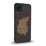 Coque de protection en bois véritable fabriquée en France pour Samsung A22 5G alliant du chêne fumé et du noyer représentant une tête de loup géométrique de profil sur le thème des animaux et de la nature