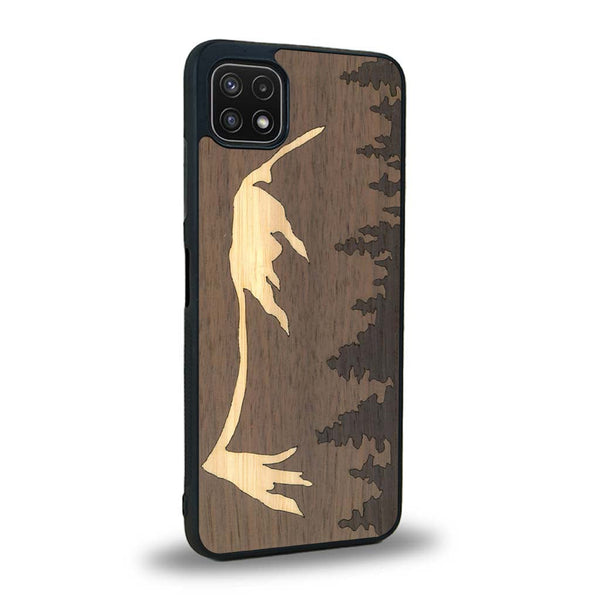 Coque de protection en bois véritable fabriquée en France pour Samsung A22 5G sur le thème de la nature et de la montagne qui allie du chêne fumé, du noyer et du bambou représentant le mont mézenc