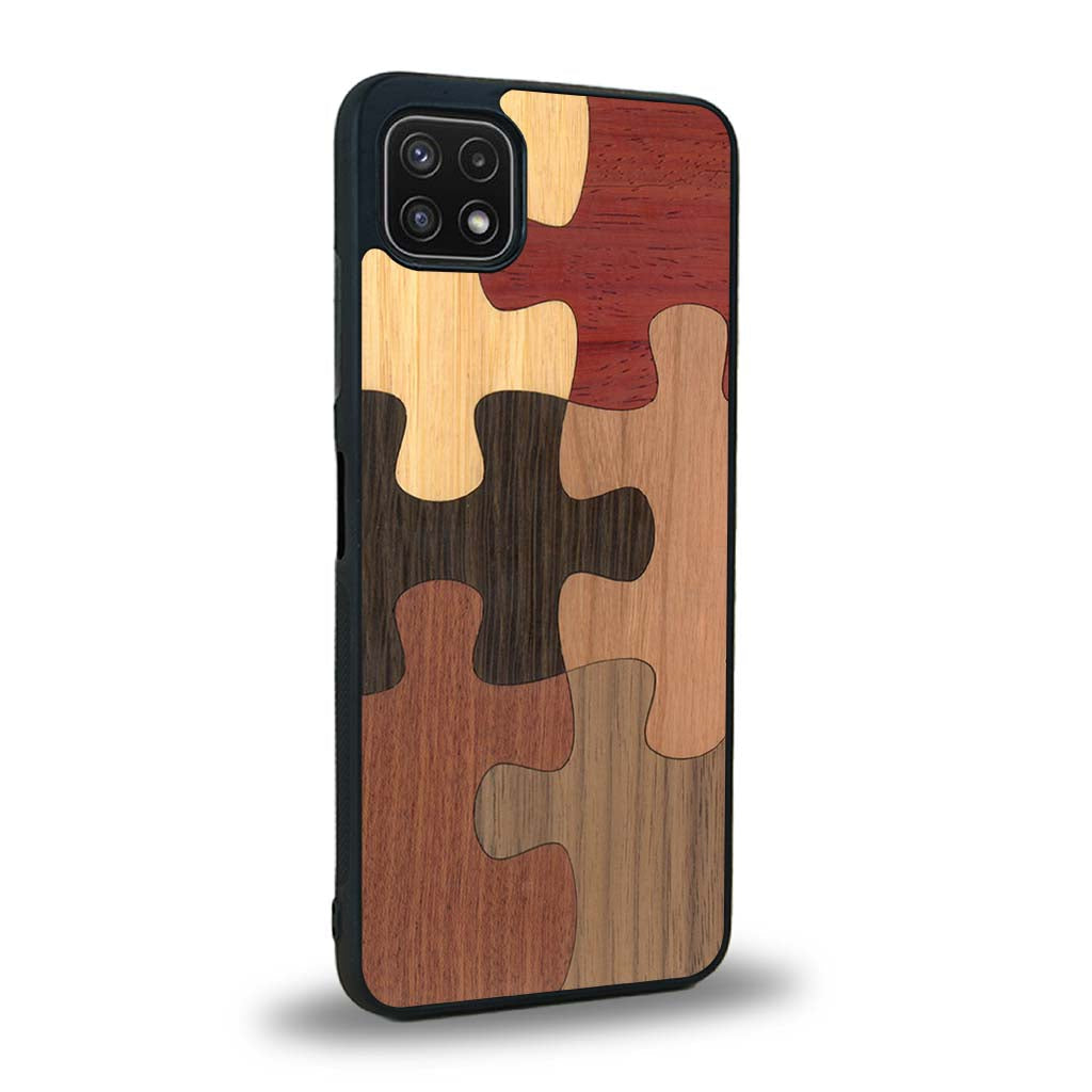 Coque de protection en bois véritable fabriquée en France pour Samsung A22 5G représentant un puzzle en six pièces qui allie du chêne fumé, du noyer, du bambou, du padouk, du merisier et de l'acajou
