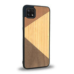 Coque de protection en bois véritable fabriquée en France pour Samsung A22 5G alliant du merisier, du noyer et du bambou formant chacun deux triangles et un trapèze avec deux jointures en diagonale sur le thème de l'art abstrait