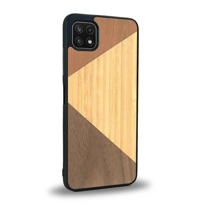 Coque de protection en bois véritable fabriquée en France pour Samsung A22 5G alliant du merisier, du noyer et du bambou formant chacun deux triangles et un trapèze avec deux jointures en diagonale sur le thème de l'art abstrait