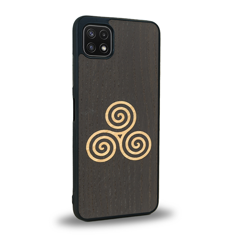 Coque de protection en bois véritable fabriquée en France pour Samsung A22 5G alliant du chêne fumé et du bambou et doré représentant un triskell