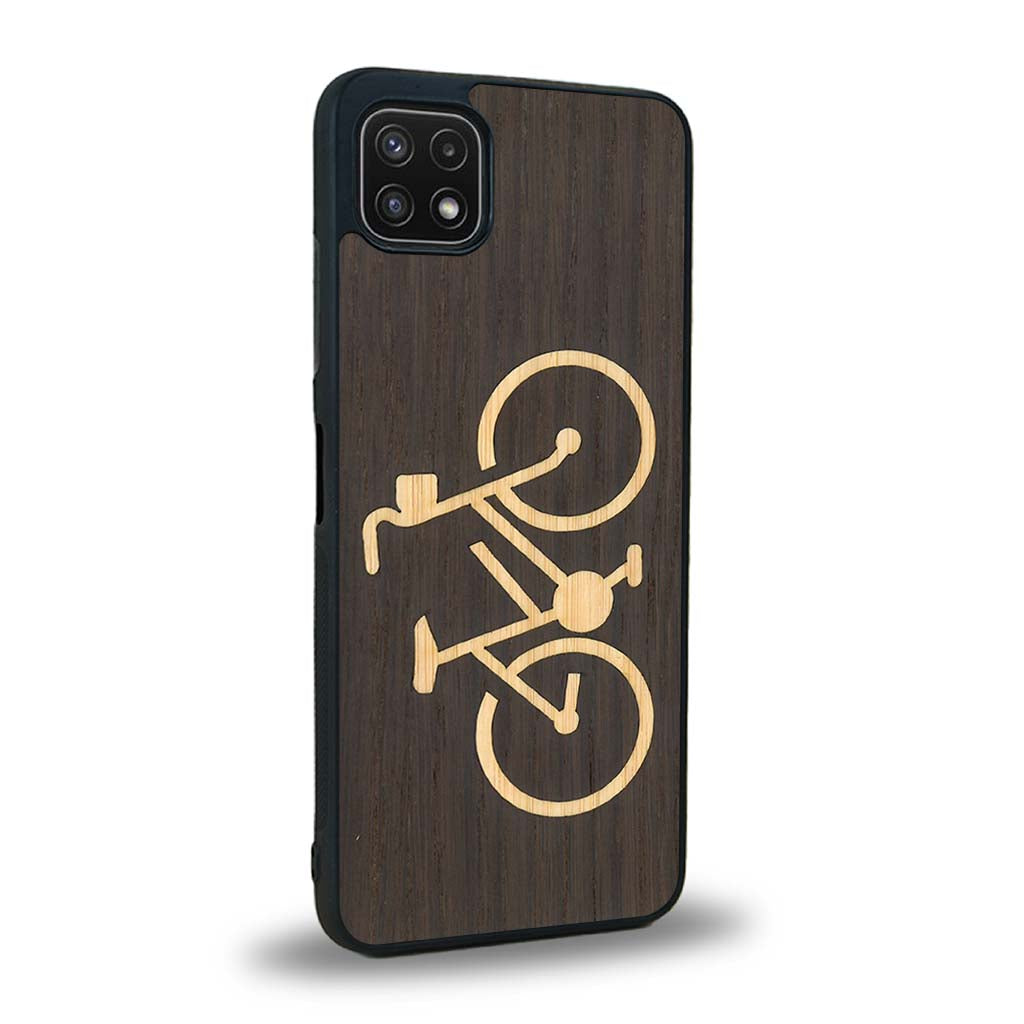 Coque de protection en bois véritable fabriquée en France pour Samsung A22 5G sur le theme du vélo et de l'outdoor qui allie du bambou et du chêne fumé représentant un vélo