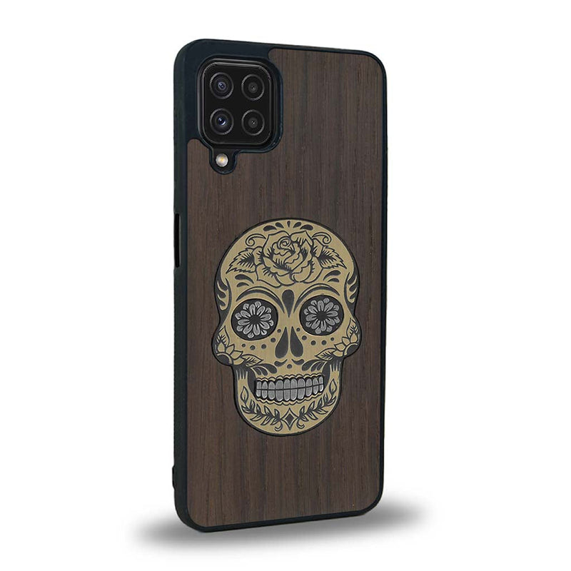 Coque de protection en bois véritable fabriquée en France pour Samsung A22 alliant du chêne fumé avec du métal argenté et doré représentant une tête de mort mexicaine sur le thème Dia de los Muertos