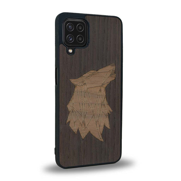 Coque de protection en bois véritable fabriquée en France pour Samsung A22 alliant du chêne fumé et du noyer représentant une tête de loup géométrique de profil sur le thème des animaux et de la nature